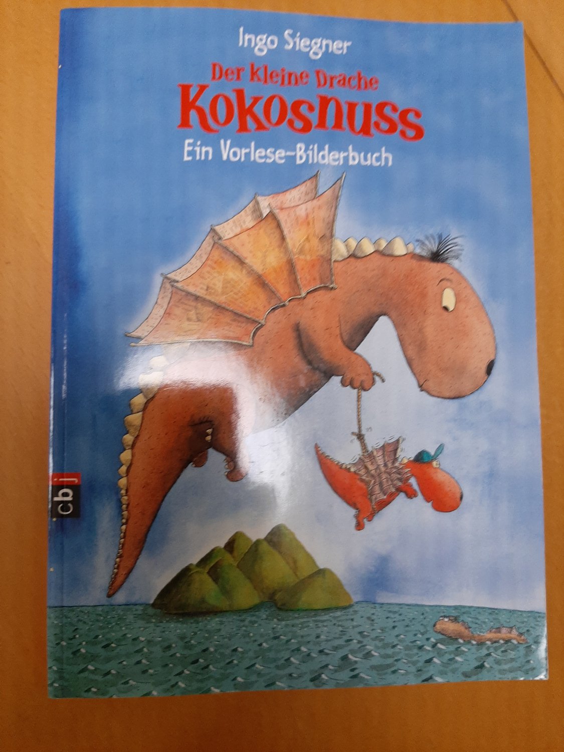 Store Drache Kokosnuss rot gekreuzt Bücher verkauft. 2 Fotos